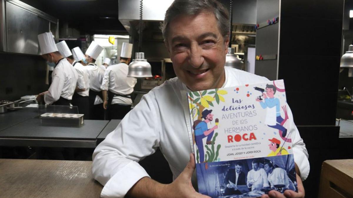 Joan Roca, a la cuina del Celler, amb el nou llibre. | ALEIX FREIXAS (ACN)