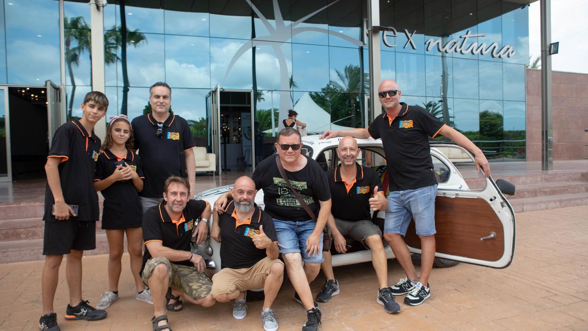 Algunos peñistas posan con el tradicional coche valencianista de Santi y Nacho