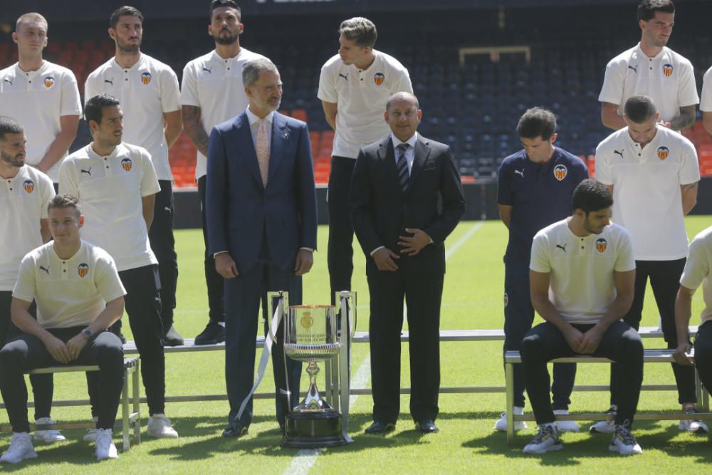 El rey Felipe VI felicita a la plantilla del Valencia CF por conseguir la Copa