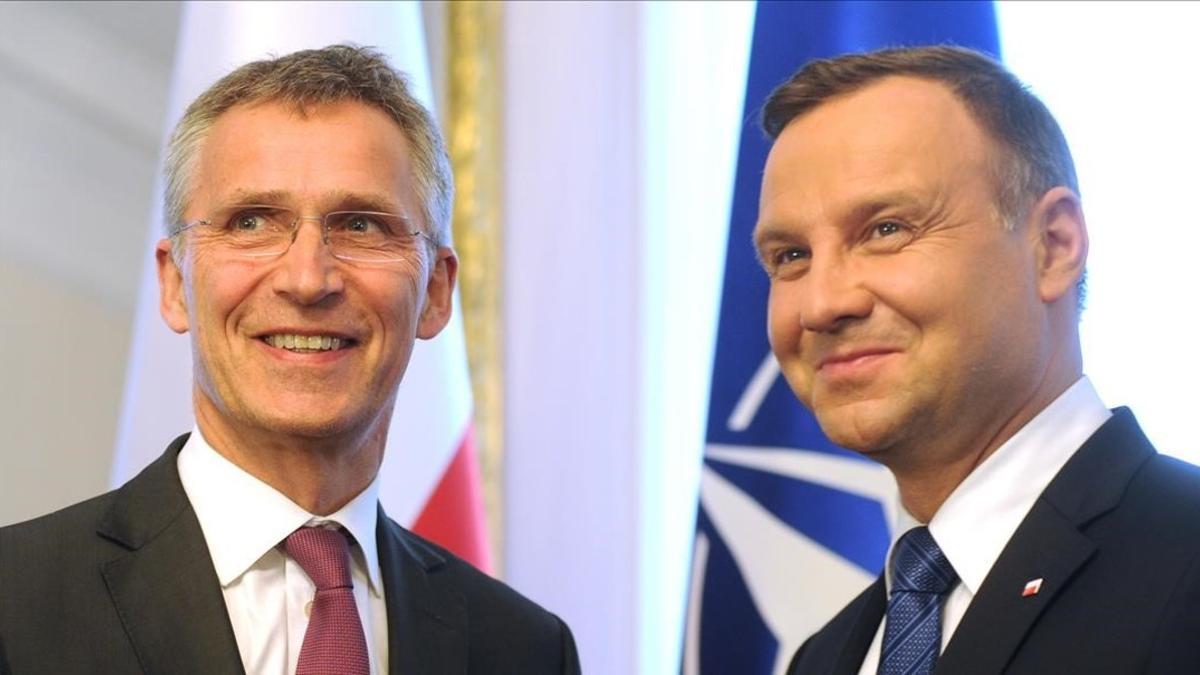 El secretario general de la OTAN, Jens Stoltenberg, izquierda, junto al presidente de Polonia, Andrzej Duda.