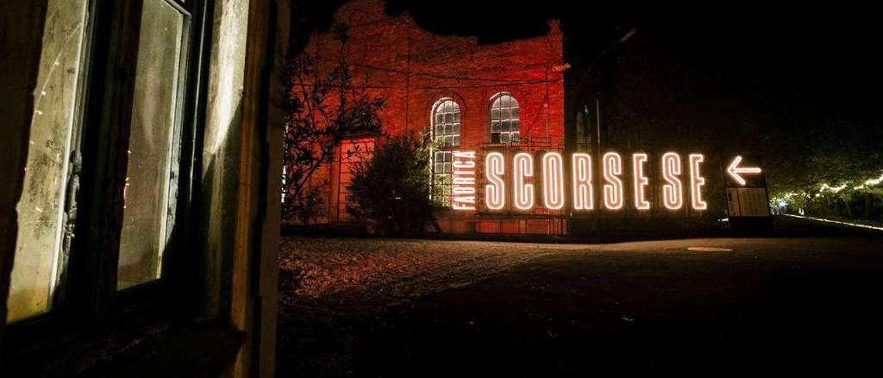 El cartel de la &quot;Fábrica Scorsese&quot; en La Vega.