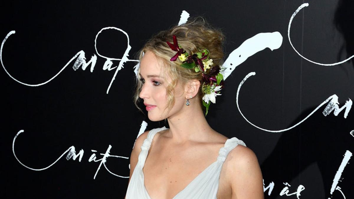 Jennifer Lawrence y su recogido con flores en el estreno de Mother