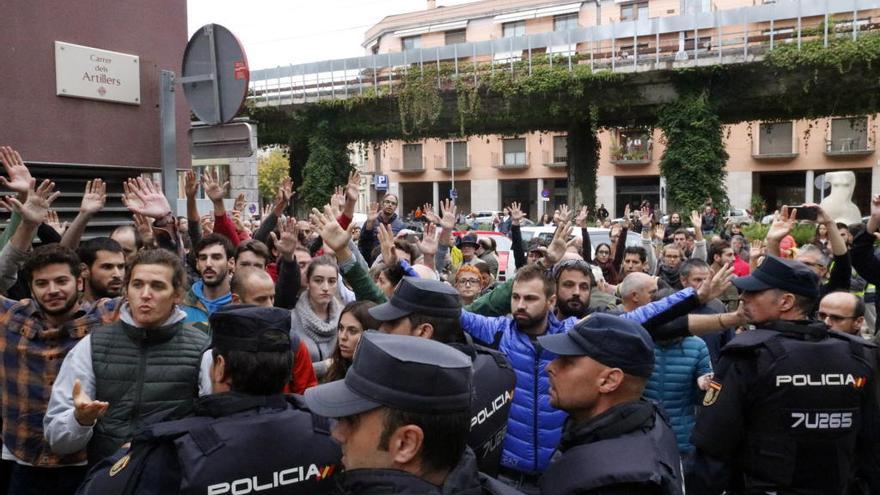 Diversos votants amb les mans alçades