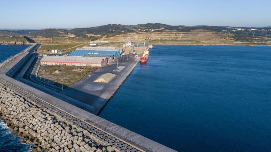 El Puerto de A Coruña avanza en las obras para acoger proyectos energéticos en Langosteira con sondeos en tierra y mar