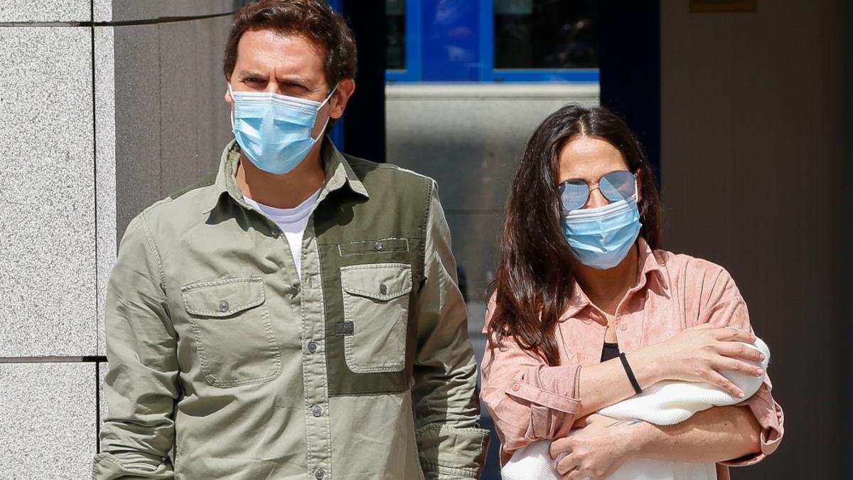 Malú y Albert Rivera, con mascarilla ambos, y su hija Lucía a la salida del hospital ya con el alta médica ambas