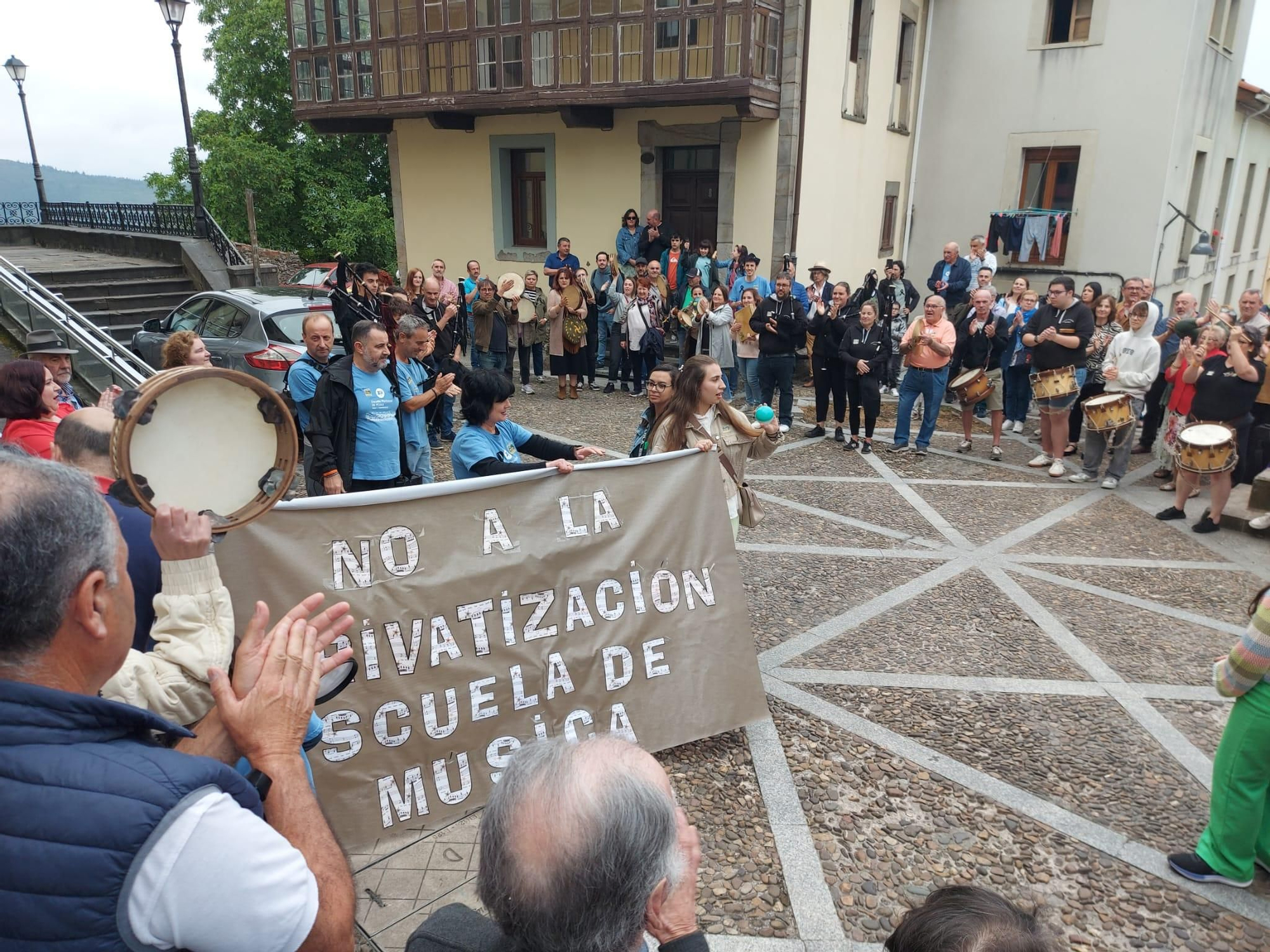 En imágenes: Así fue la manifestación contra el cierre de la Escuela de Música de Tineo