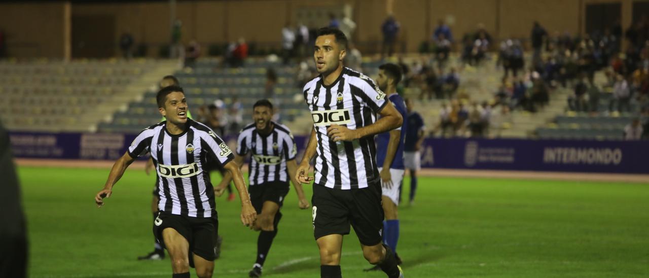 Carles Salvador corre a felicitar a Cubillas tras su gol ante el San Fernando.