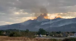 Así se veía el incendio en Jarilla a primera hora de la mañana