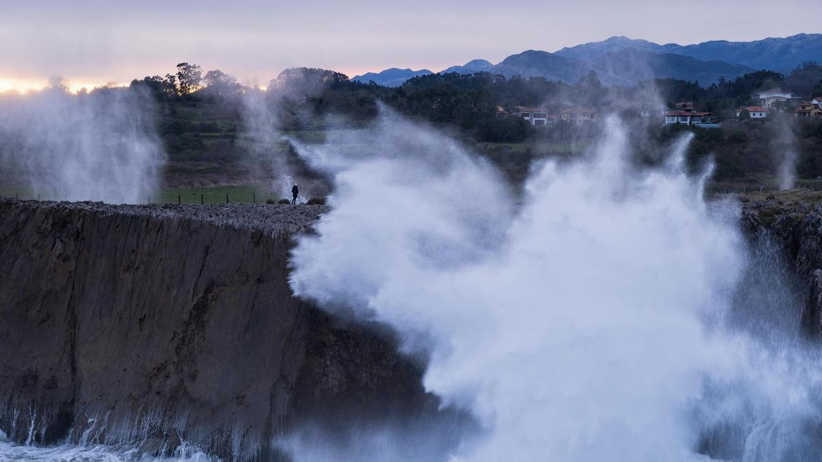 Que no te engañe el sol: esta tarde llega a Asturias la borrasca "Pedro" con chubascos, rachas de viento muy fuertes, olas de 7 metros y nieve