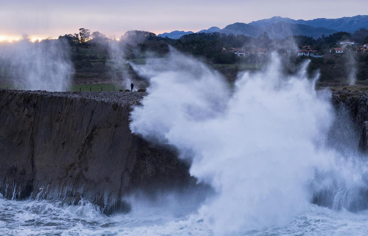 Oleaje en los bufones de Pría, en Llanes.