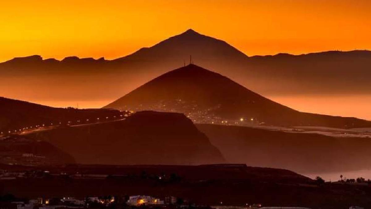 Alineación del Teide con la Montaña de Guía en Gáldar y la Montaña de Arucas, ambas en Gran Canaria.