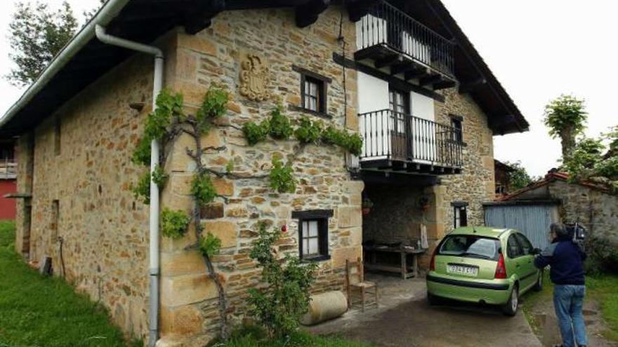 Exterior de la vivienda de Muxika, en Vizcaya, donde murió la octogenaria. / alfredo aldai