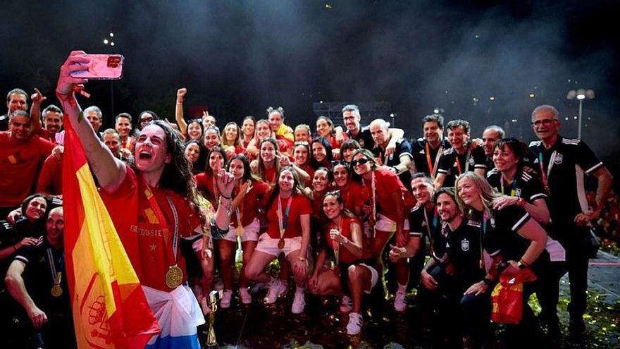 Las campeonas del mundo celebran el título con su afición: Rubiales en primer plano y cariño para Olga Carmona