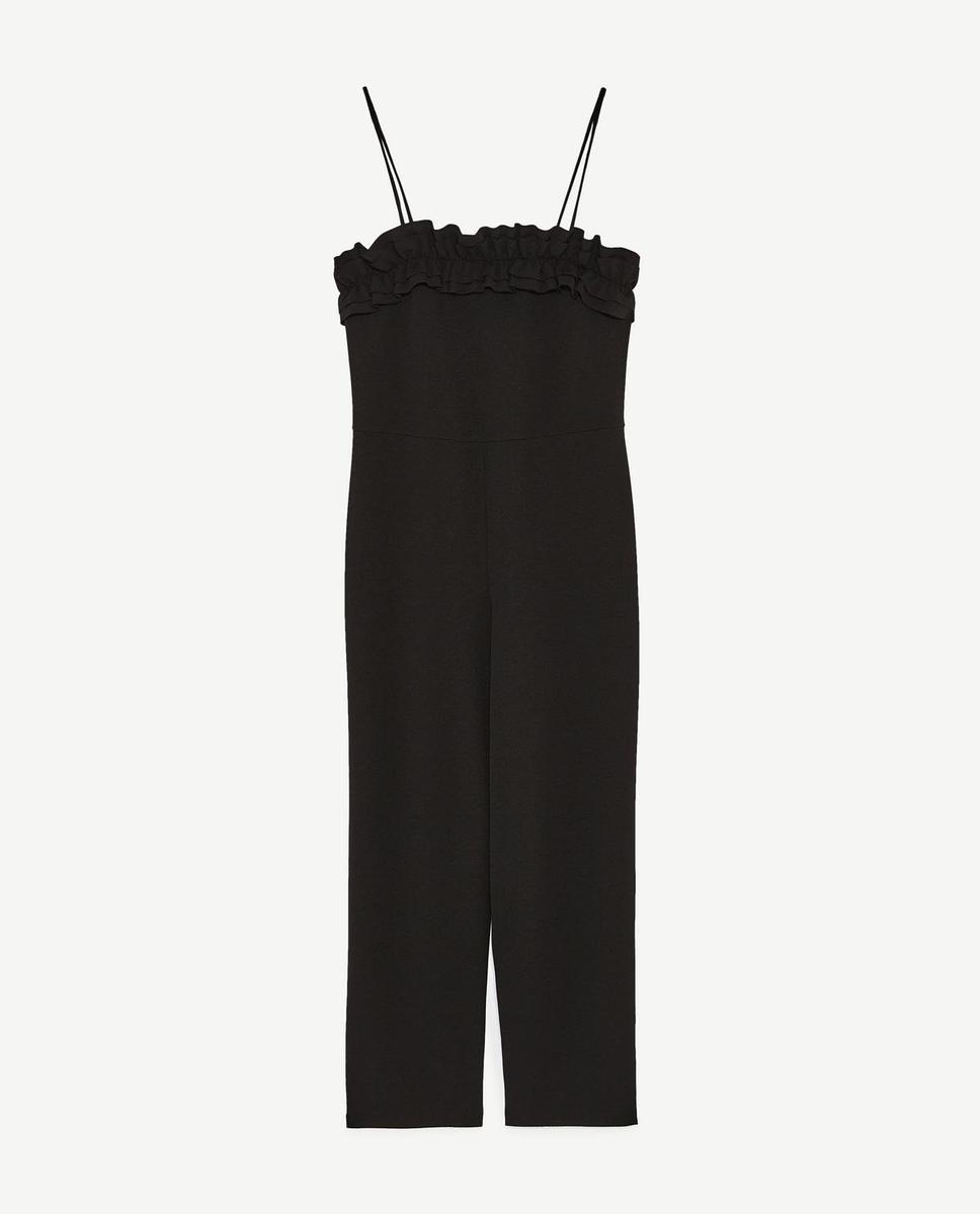 Zara desnuda los hombros: Mono con volantes (25,95).