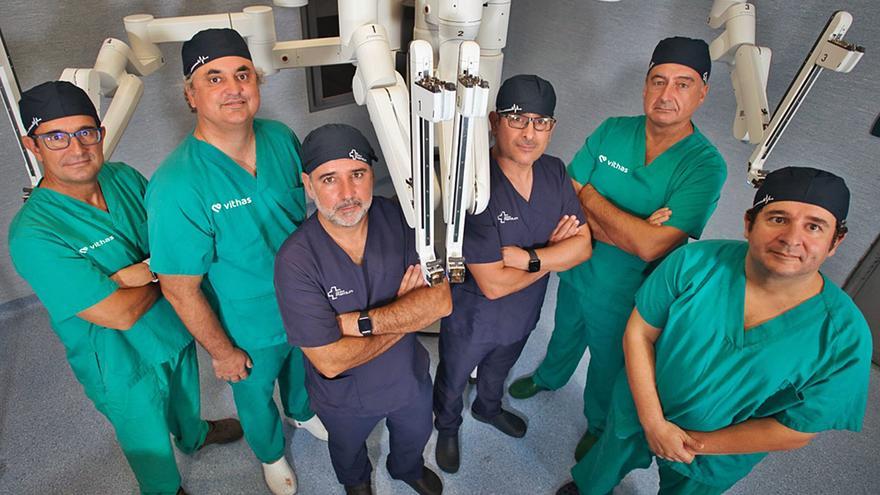 Equipo de especialistas que trabaja con el robot quirúrgico Da Vinci de Vithas Xanit Internacional.