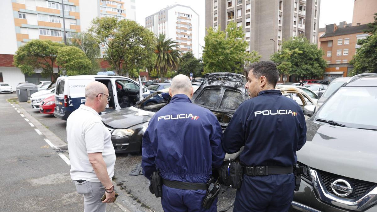“Se veía venir”: el incendio de un vehículo en El Polígono reabre las quejas por los coches abandonados