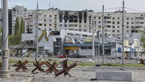 Edificios destruidos por ataques rusos en Járkov. EFE/EPA/SERGEY KOZLOV