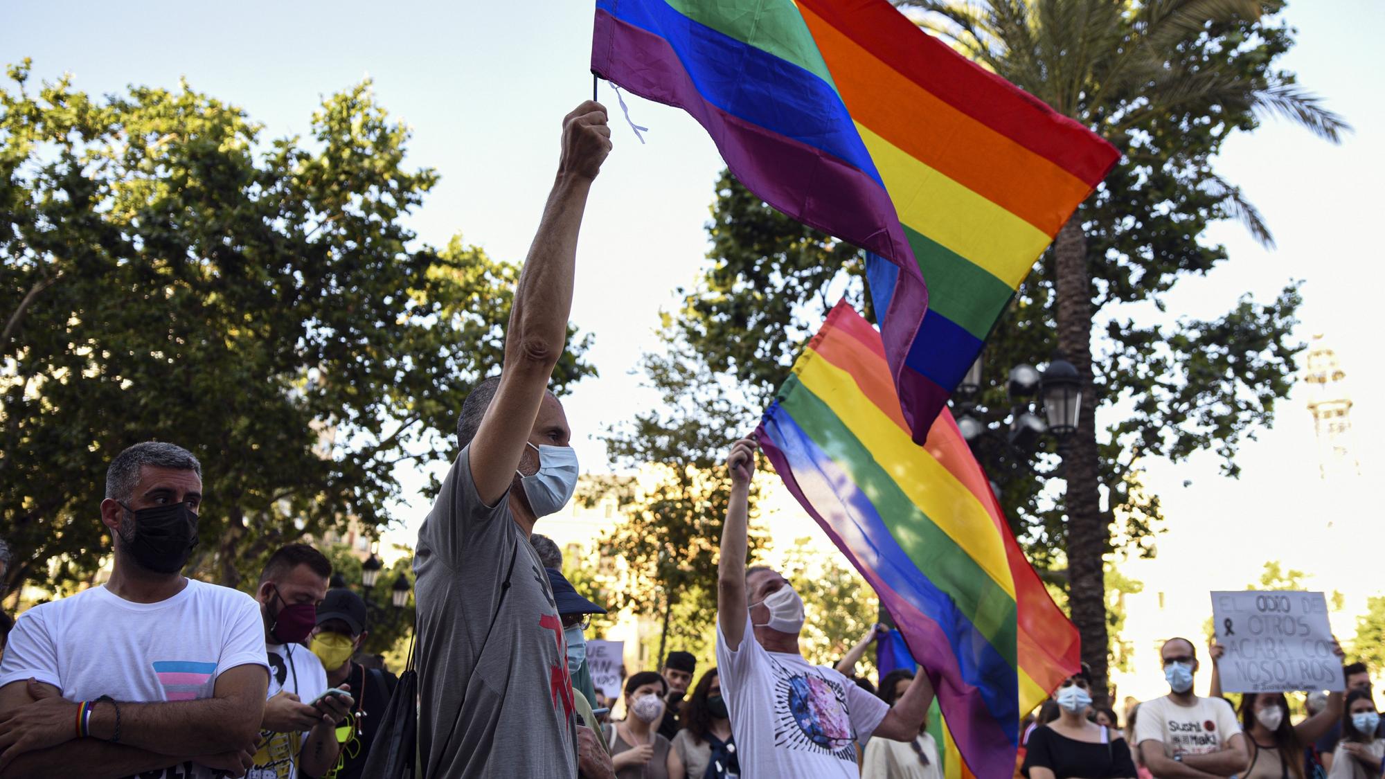 Un grupo de personas se manifiesta en contra de la homofobia en Valencia