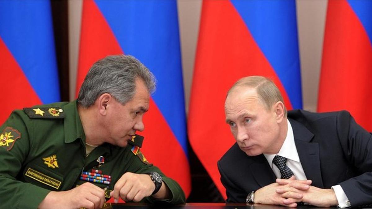 Putin (derecha) habla con el ministro ruso de Defensa, tras visitar una academia militar en Ryazan, a 100 km al sureste de Moscú, este miércoles.