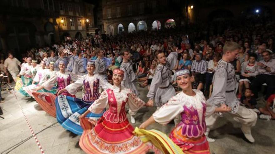 Grupo de danza de Polonia en la praza Maior de Ourense.  // Jesús Regal