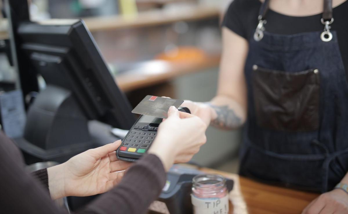 ¿Tarjeta o móvil para pagar? Los expertos explican cuál es más seguro.