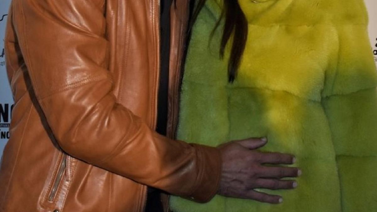 La mano de Ángel Cristo, sobre el vientre de Ana Herminia.