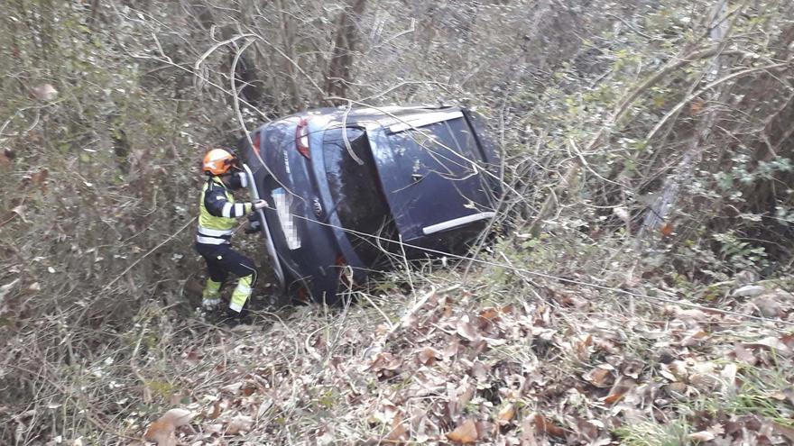 Herido un conductor de 73 años al salirse de la vía y caer por un desnivel de cinco metros en Nava