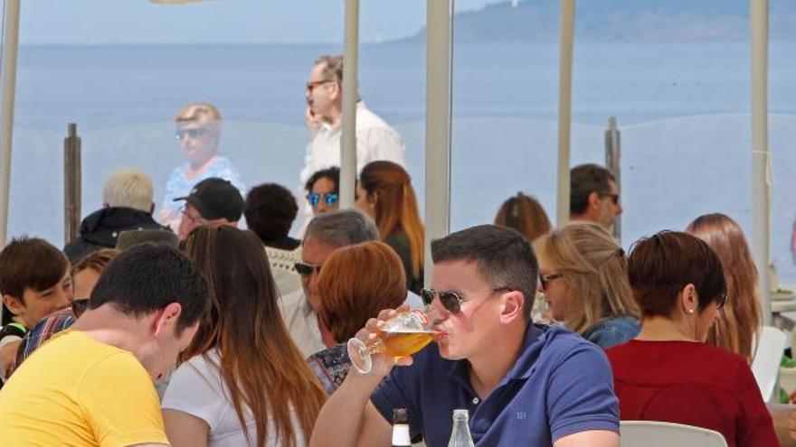 Terraza y paseo en Samil, abarrotados durante este verano. // Marta G. Brea