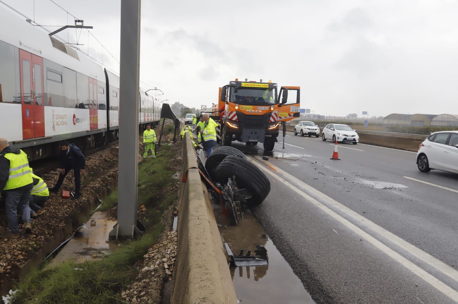 Sin línea de metro y la A-7 cortada tras el choque de un camión con un muro en l'Alcúdia