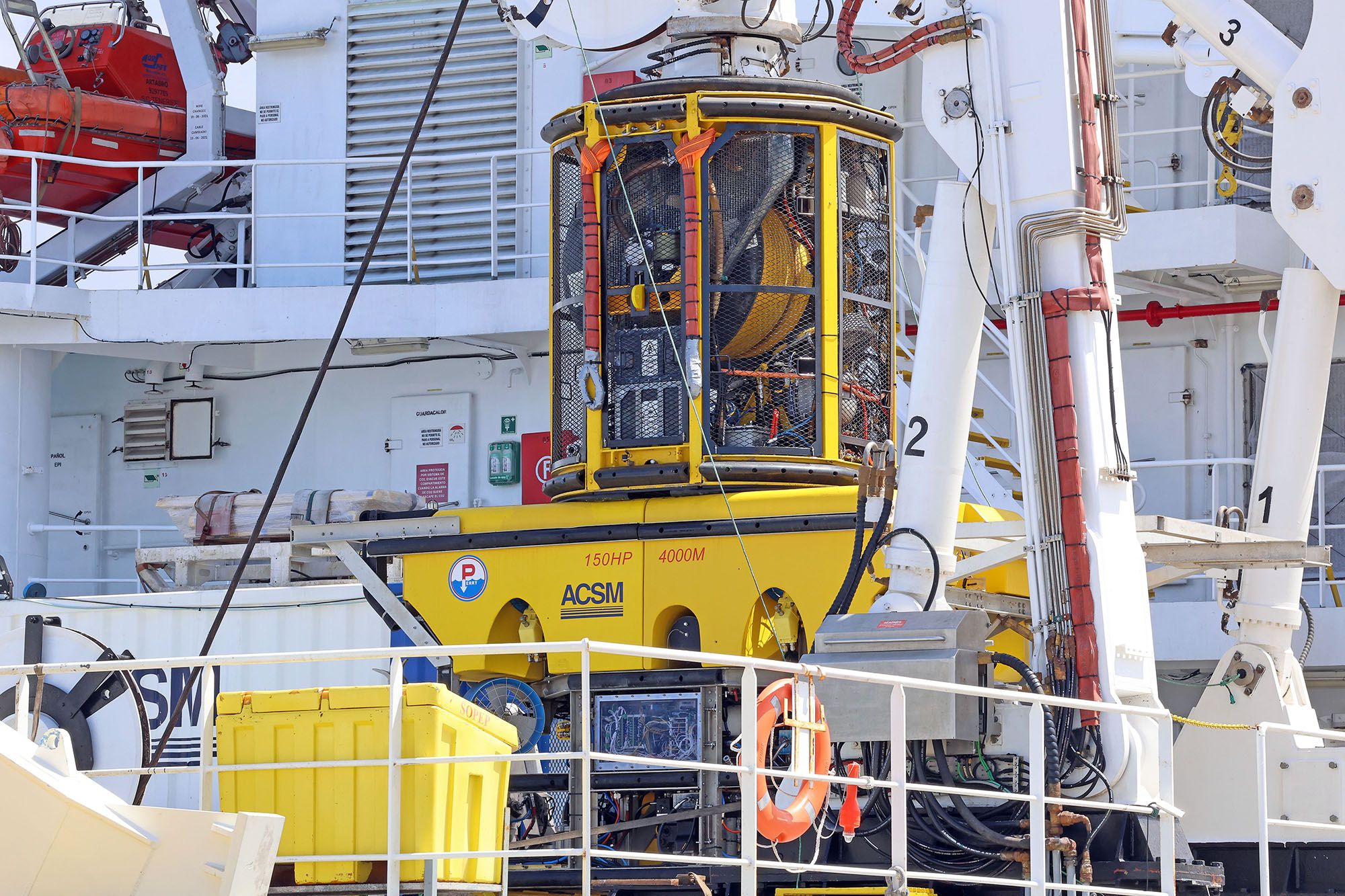 Tripulación en la cubierta del “Ártabro” con los robots “Triton”, con los que buscarán los restos del barco