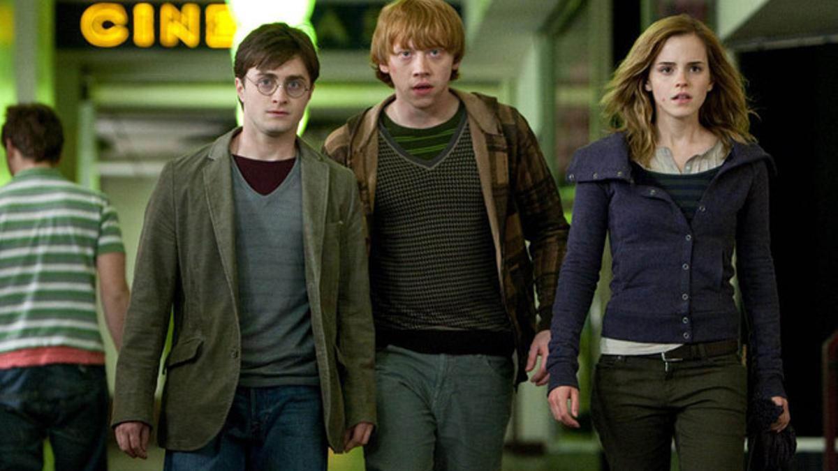 De izquierda a derecha los personajes de Harry Potter, Ron Weasley y Hermione Granger, en una escena de 'Harry Potter y las reliquias de la muerte'.