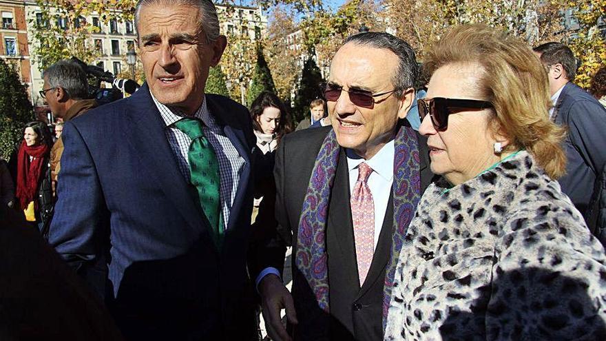 MartÃ­n de Cabiedes (Europa Press), Javier Moll, presidente de AMI, y Arantxa Sarasola en un acto por la libertad de informaciÃ³n en Madrid.