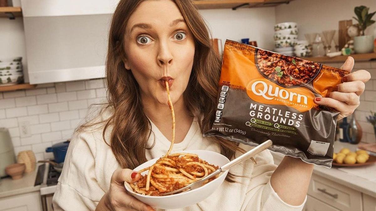 La actriz Drew Barrymore comiendo spaguetti