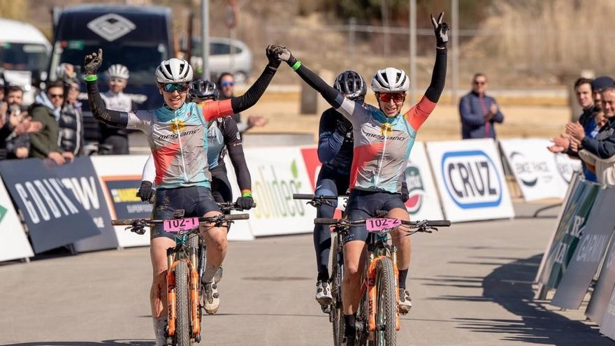 Txell Figueras y Janina Wust celebran el triunfo en Torredelcampo.