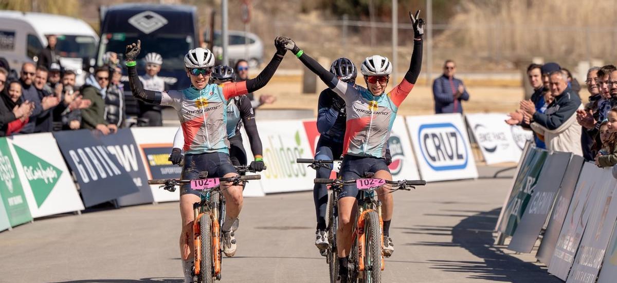 Txell Figueras y Janina Wüst celebran el triunfo en Torredelcampo.