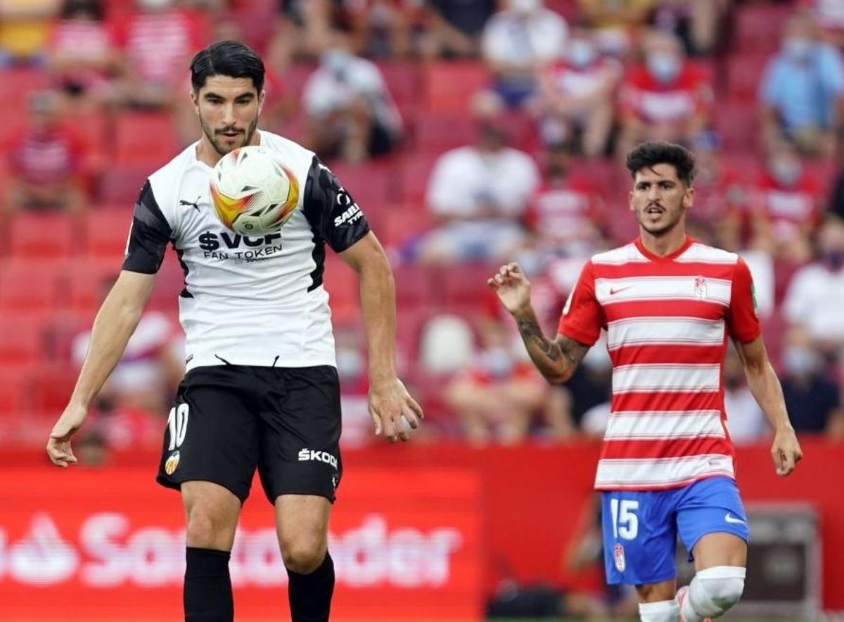 Carlos Soler, ante el Granada