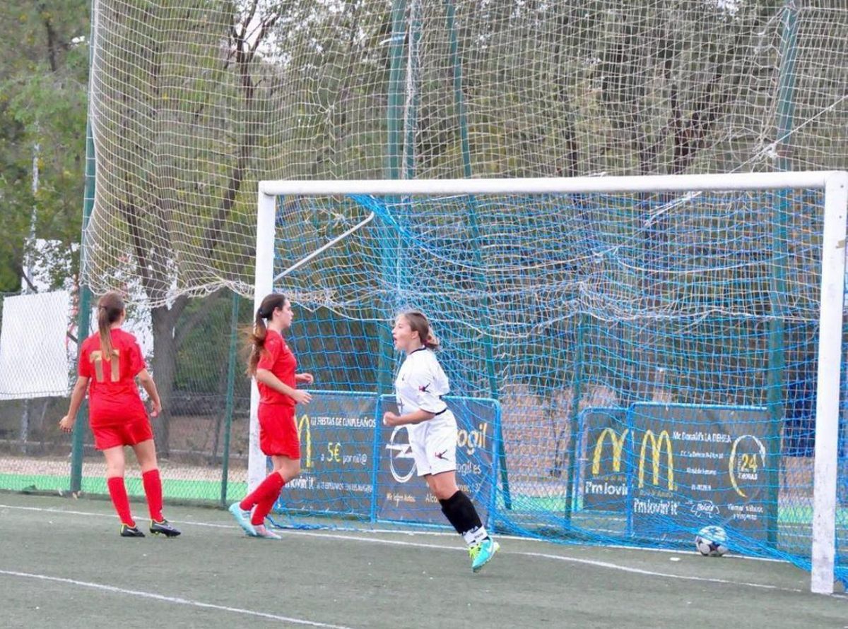 Alejandra, de blanco, en el Avance, un club que supuso un antes y un después en su carrera. Y ya jugando con chicas.