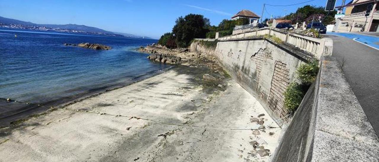 El tramo cerrado de la playa de O Con, con el muro mostrando su deterioro. |  SANTOS ÁLVAREZ