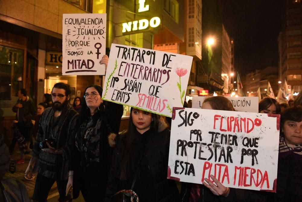 Multitudinaria participación en la marcha que ha recorrido las calles de la ciudad para denunciar las desigualdades y violencias que, en pleno siglo XXI, aún padecen las mujeres.