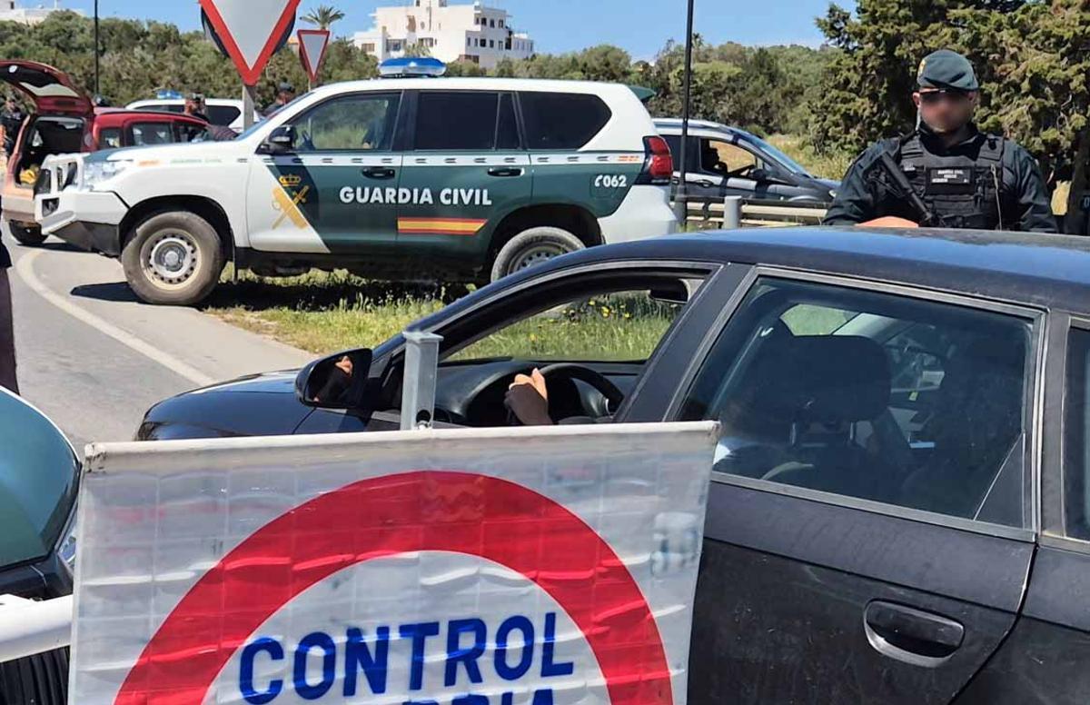 Agentes de la Guardia Civil, durante un control.