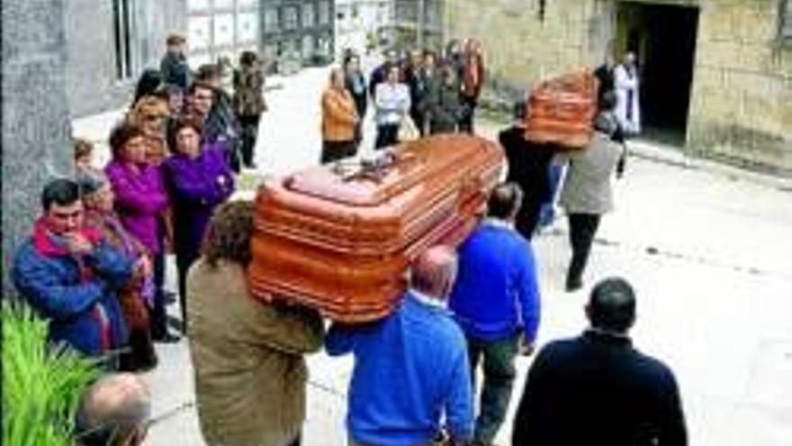 Funeral por el matrimonio encontrado muerto a tiros en el patio de su vivienda en Taboadela