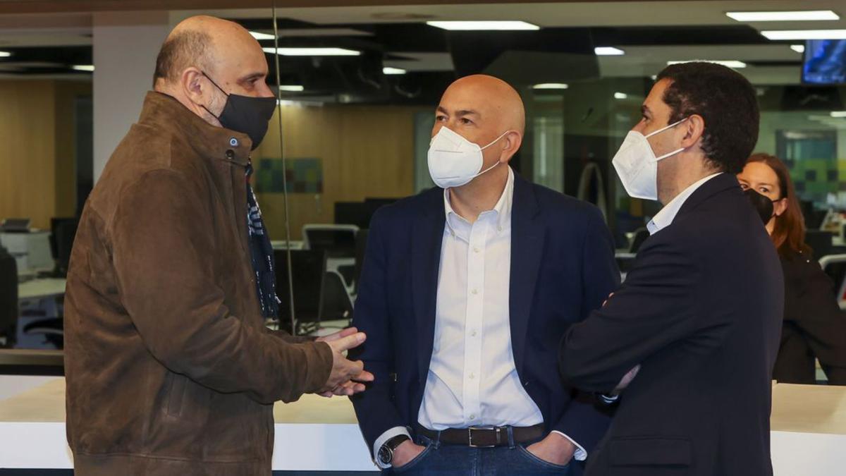 El director de INFOMACIÓN, Tomás Mayoral, con los candidatos. 