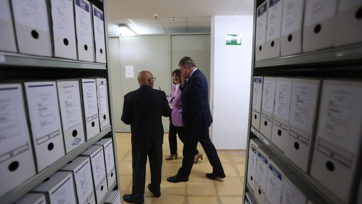 Ximo Puig, junto a Amparo Navarro y José María Perea en el Archivo de la UA.