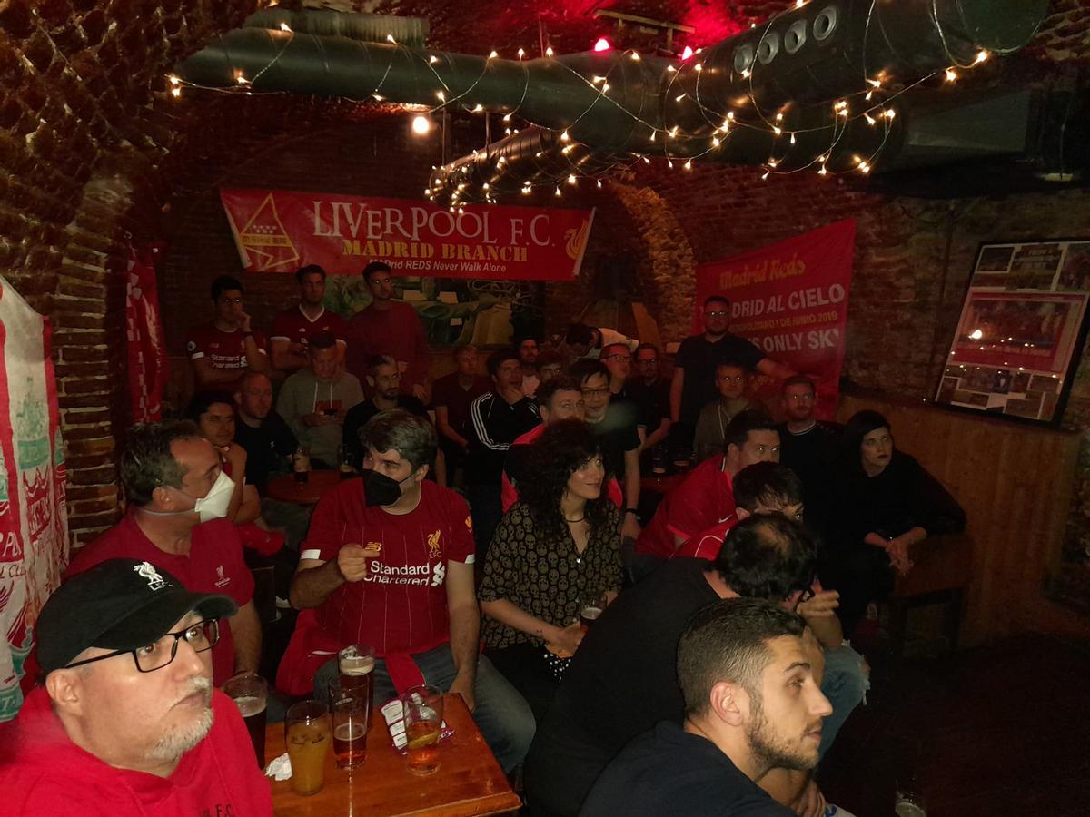 Seguidores del Liverpool en el bar Triskel de Malasaka, sede de Madrid Reds.