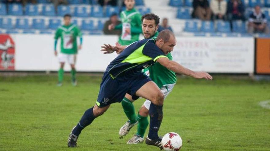 Juanma trata de irse de Valero (Guijuelo) en el partido de ida disputado en Miramar (3-1).
