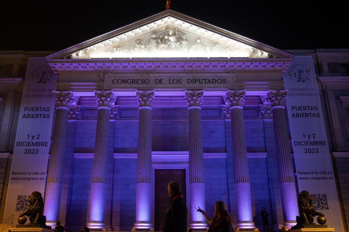 El Congreso de los Diputados iluiminado de morado.