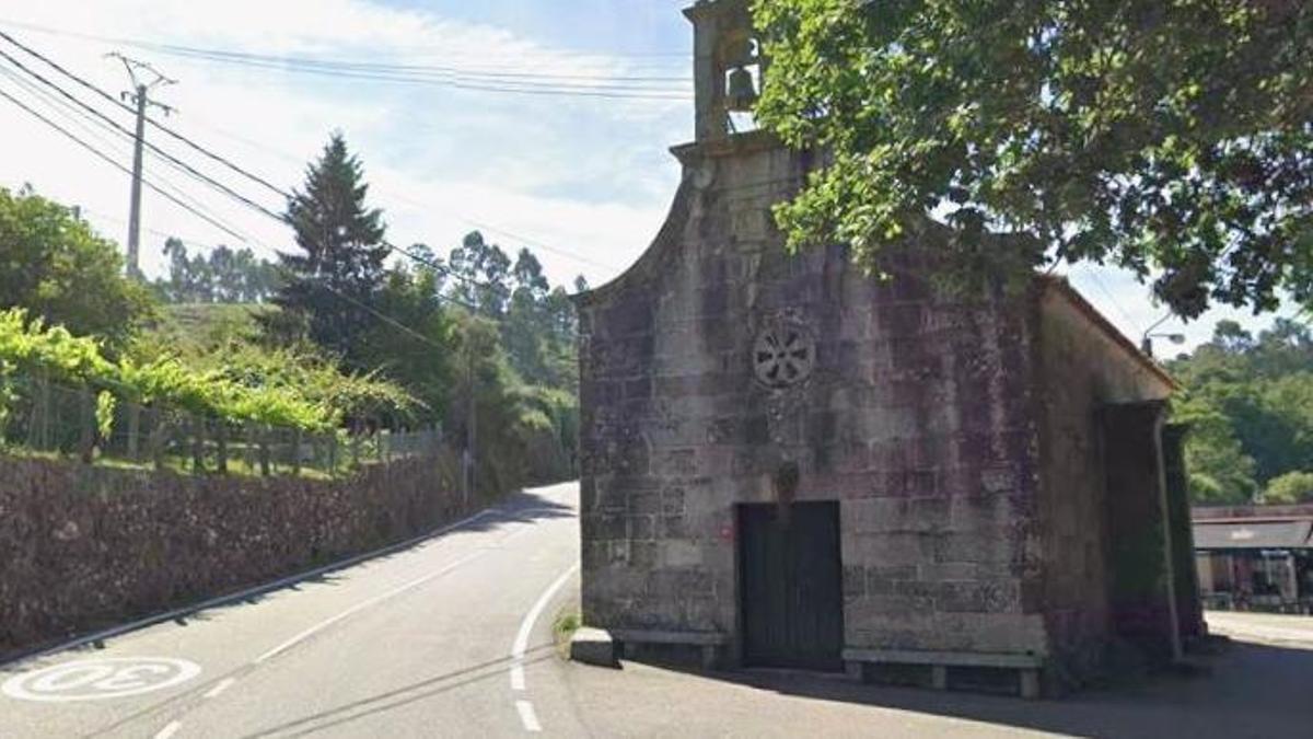 La carretera EP-3102 a su paso por San Cibrán (Gondomar), junto a la capilla.