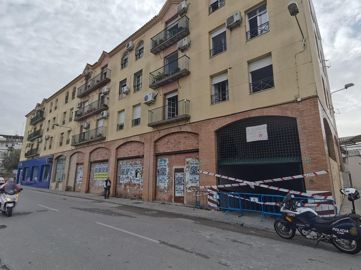 El garaje afectado por el incendio en Lucena continúa precintado.