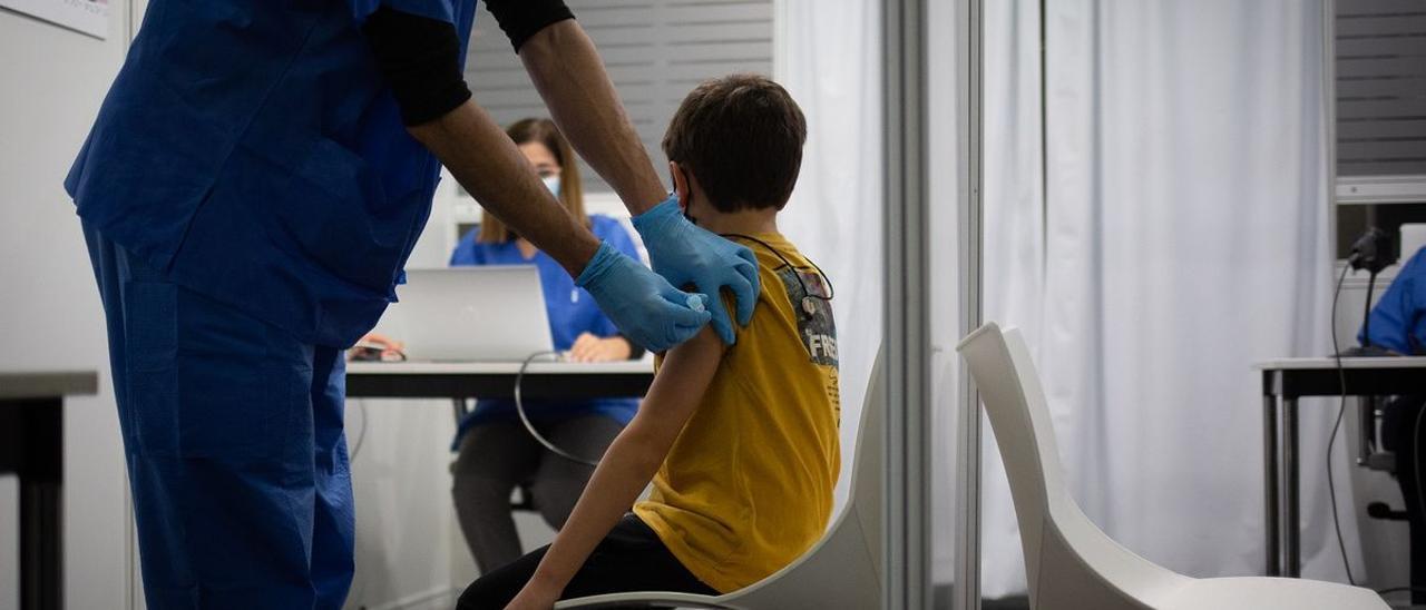 Un niño recibe la vacuna del covid-19 en Barcelona.