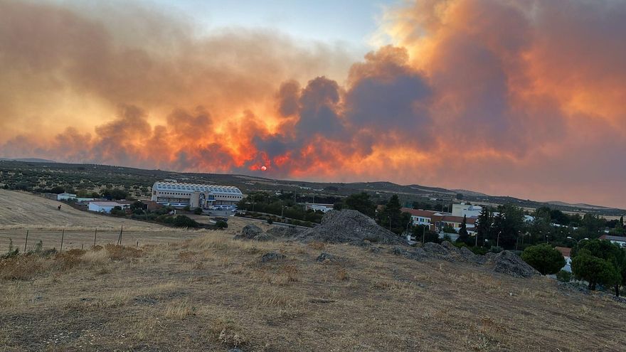 El fuego no da tregua en Extremadura: evacúan a 40 personas y confinan otro pueblo por el incendio del municipio de Pallares
